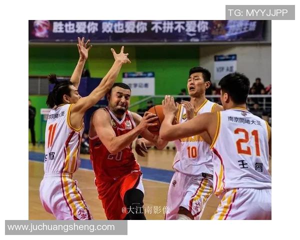 南京同曦迎战时代广州全力争胜展现篮球激情与团队精神